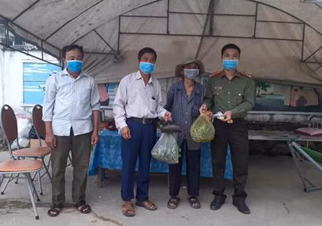 Cụ Nguyễn Văn Thái, 89 tuổi, đạp xe mang bầu xanh, rau vườn hỗ trợ bữa ăn tại cơ sở cách ly.