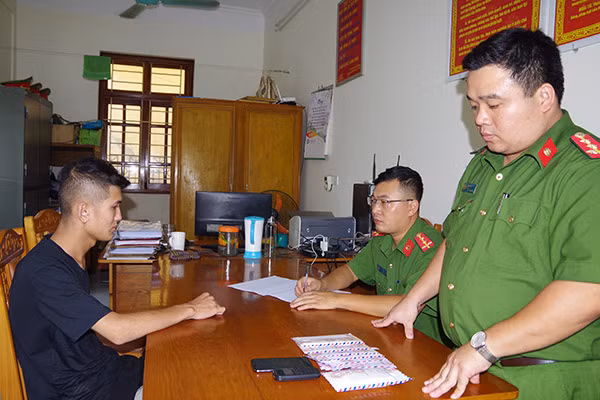 Công an phường Duy Minh lấy lời khai đối tượng Ngô Văn Lực.