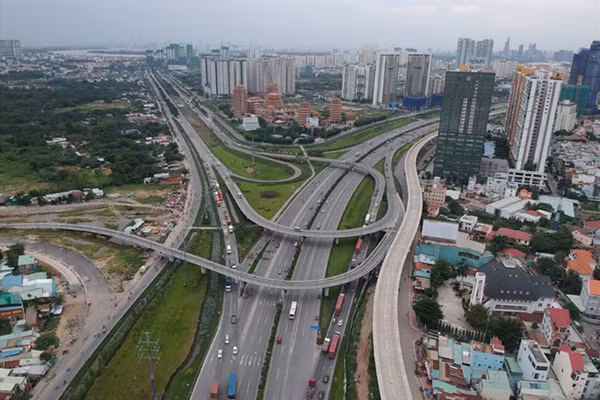 Các vùng kinh tế trọng điểm đang tận dụng các điều kiện thuận lợi, tiềm năng, lợi thế để trở thành các cực tăng trưởng. Các vùng kinh tế trọng điểm đang tận dụng các điều kiện thuận lợi, tiềm năng, lợi thế để trở thành các cực tăng trưởng.