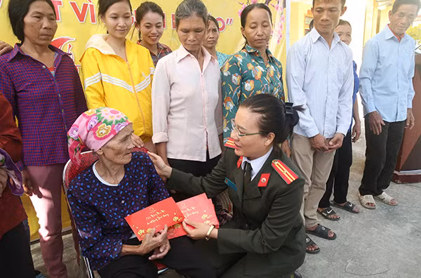Trao quà cho bà con xã Quỳnh Vinh. Trao quà cho bà con xã Quỳnh Vinh.