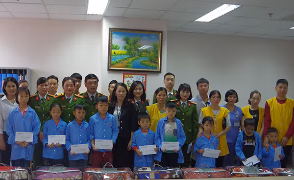 Chi hội phụ nữ Phòng Cảnh sát quản lý hành chính về trật tự xã hội tặng quà cho các cháu.