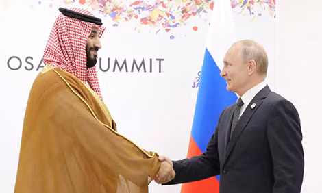 Thái tử Saudi Arabia Mohammed bin Salman và Tổng thống Nga Vladimir Putin tại Hội nghị thượng đỉnh G-20, nơi hai quốc gia thảo luận về hợp tác kiểm soát thị trường dầu thô. Ảnh: L.G.