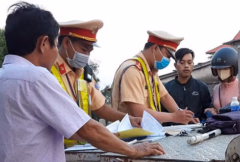 Cảnh sát giao thông lập biên bản người vi phạm.