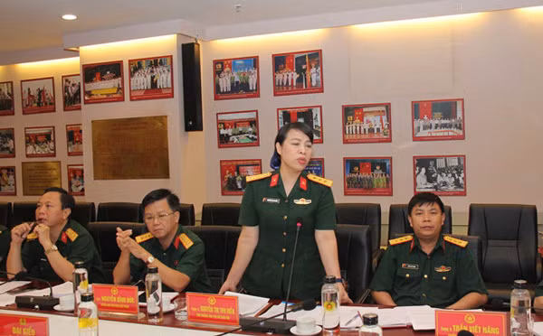 Thượng tá Nguyễn Thị Thu Hiền, Phó trưởng Ban Phụ nữ Quân đội chia sẻ kinh nghiệm về công tác phụ nữ trong QĐND.
