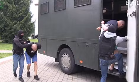 Lực lượng chức năng Belarus áp giải các công dân Nga nghi là lính đánh thuê tại một khu nghỉ dưỡng gần thủ đô Minsk, ngày 29-7.