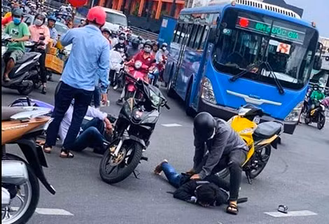 Một đối tượng ăn bay trên đường phố bị Công an khống chế.