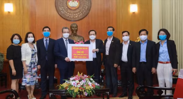 Thứ trưởng Bộ Ngoại giao Đặng Minh Khôi trao số tiền 638 triệu đồng của kiều bào Thái Lan gửi tặng ủng hộ công tác phòng chống dịch ở Việt Nam.