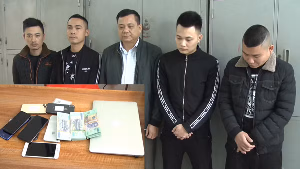Các đối tượng và tang vật trong vụ đánh bạc.