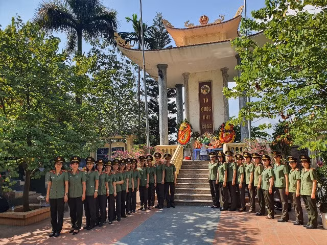 Đoàn đại biểu cán bộ đoàn viên và hội phụ nữ Viện Khoa học & Công nghệ Bộ Công an bên tượng đài Tổ quốc ghi công tại Nghĩa trang Tân Triều.