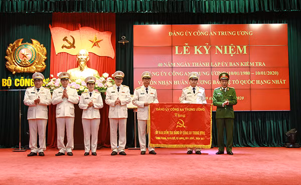 Thứ trưởng Lê Quý Vương trao bức Trướng của Đảng ủy CATW tặng Ủy ban Kiểm tra Đảng ủy Công an TW mang dòng chữ “Trung thành, đoàn kết, kỷ cương, liêm khiết, hiệu quả”.