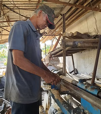 Những người thợ Hồng Lư chăm chỉ với nghề dù thu nhập thấp.