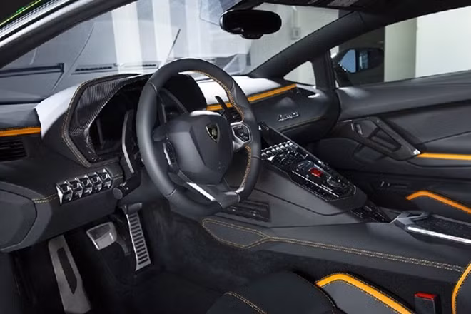 Chiếc Lamborghini Aventador S Taiwan Edition này có nội thất bọc da màu đen, sợi carbon và cả những điểm nhấn sọc màu cam nổi bật.