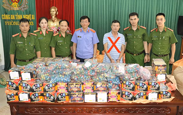 Đối tượng Nguyễn Hữu Khánh (dấu X) và số lượng lớn pháo nổ bị lực lượng chức năng phát hiện. Đối tượng Nguyễn Hữu Khánh (dấu X) và số lượng lớn pháo nổ bị lực lượng chức năng phát hiện.
