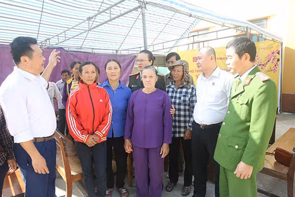 Đại diện Báo Công an nhân dân, Tập đoàn Hoa Sen cùng chính quyền địa phương động viên, chia sẻ với bà con xã Quỳnh Vinh. Đại diện Báo Công an nhân dân, Tập đoàn Hoa Sen cùng chính quyền địa phương động viên, chia sẻ với bà con xã Quỳnh Vinh.