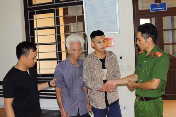 Lực lượng Công an bàn giao ông Hòe về với gia đình.