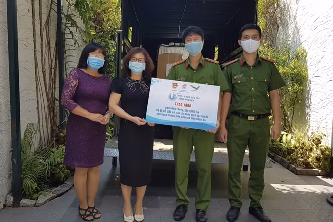 Các đơn vị trao hỗ trợ khẩu trang, găng tay y tế, đồ bảo hộ, dung dịch sát khuẩn cho Đoàn Thanh niên Công an tỉnh.