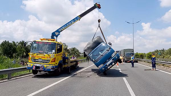 "Giải cứu" chiếc xe tải gặp nạn.
