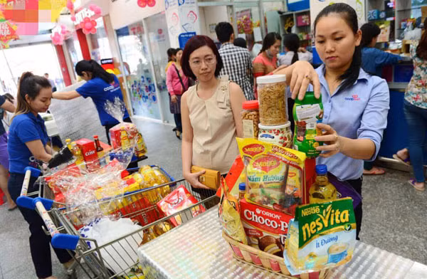 Người tiêu dùng lựa chọn quà Tết.