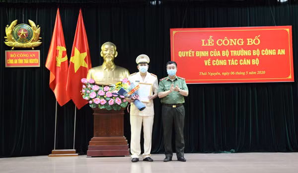 Thiếu tướng Nguyễn Như Tuấn – Giám đốc Công an tỉnh Thái Nguyên trao quyết định, tặng hoa chúc mừng Đại tá Dương Đình Thành. Thiếu tướng Nguyễn Như Tuấn – Giám đốc Công an tỉnh Thái Nguyên trao quyết định, tặng hoa chúc mừng Đại tá Dương Đình Thành.
