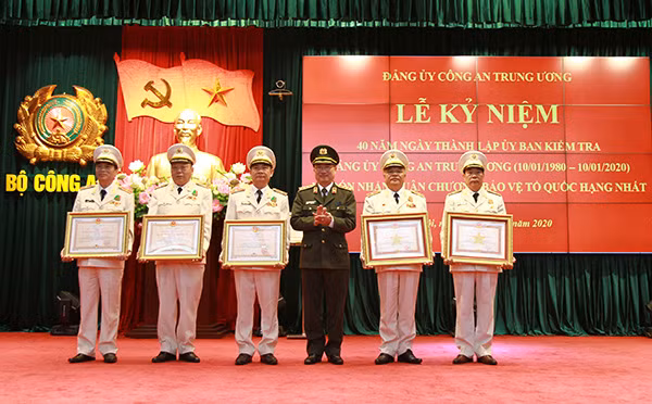 Thừa ủy quyền của Chủ tịch nước, Thứ trưởng Nguyễn Văn Thành trao Huân chương Quân công hạng Ba; Huân chương Bảo vệ Tổ quốc hạng Nhất, Nhì cho các đồng chí có thành tích xuất sắc.