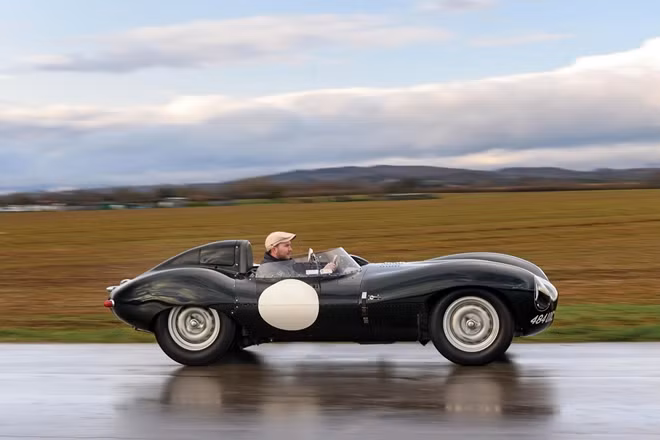 Chiếc xe đua Jaguar D-Type đời 1955 sắp được đem bán đấu giá.