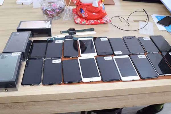 21 điện thoại di động mang nhãn hiệu Apple không có hóa đươn chứng từ. 21 điện thoại di động mang nhãn hiệu Apple không có hóa đươn chứng từ.