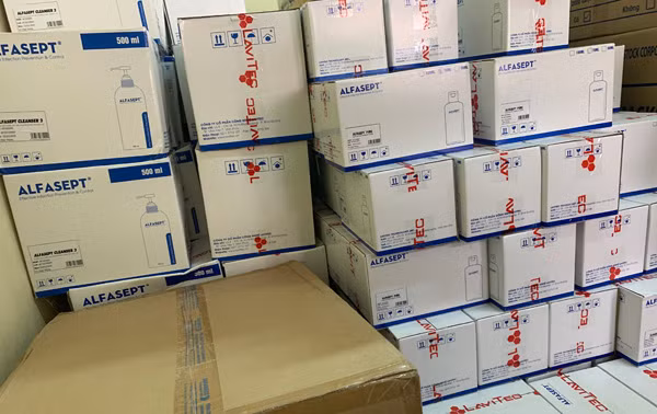 Những thùng khẩu trang y tế, dung dịch sát khuẩn và nhiều hóa chất quan trọng phòng dịch đang chuẩn bị lên đường vào miền Trung.