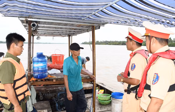 Phòng CSGT, Công an tỉnh Trà Vinh tổ chức tuần tra, kiểm soát, bảo đảm an toàn giao thông đường thủy mùa mưa bão.