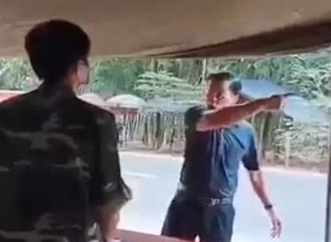 Ông Lưu Văn Thanh phản ứng tại chốt kiểm dịch COVID-19 (ảnh cắt từ video).