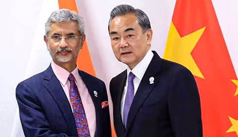 Ngoại trưởng Ấn Độ S Jaishankar và Ngoại trưởng Trung Quốc Vương Nghị đàm phán trong 2,5 tiếng đồng hồ tối 10-9. Ảnh: PTI.