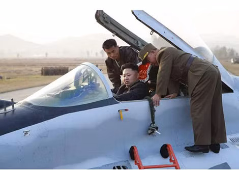 Ông Ri Pyong-chol (bìa phải) trong lần đón tiếp nhà lãnh đạo Kim Jong-un đến thăm Lực lượng không quân.