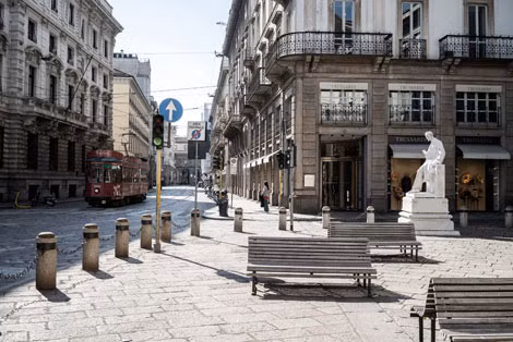 Khung cảnh vắng vẻ ở Piazza della Scala (Milan) - trung tâm văn hóa và kinh tế của Italy.