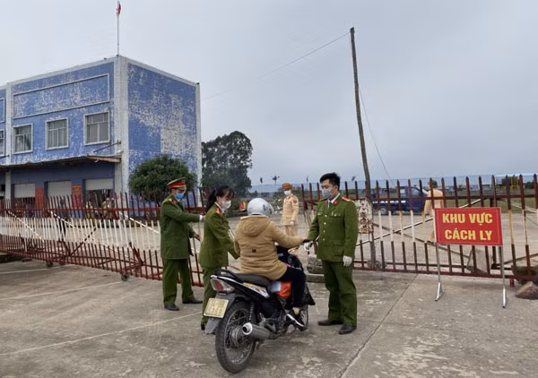Công an TP Móng Cái làm nhiệm vụ kiểm soát người ra vào ở khu vực cách ly. Công an TP Móng Cái làm nhiệm vụ kiểm soát người ra vào ở khu vực cách ly.
