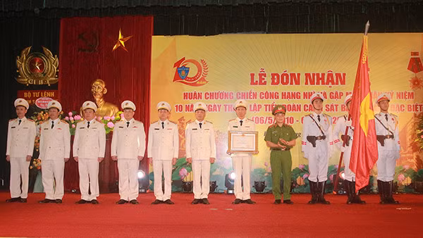 Thừa uỷ quyền của Chủ tịch nước, Bộ Công an, Trung tướng Phạm Quốc Cương trao Huân chương Chiến công hạng Nhì cho Tiểu đoàn CSBV hàng đặc biệt.