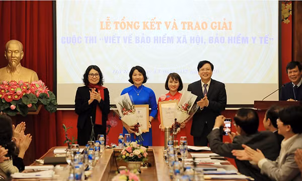 Tổng Giám đốc Bảo hiểm xã hội Việt Nam Nguyễn Thị Minh; Phó Chủ tịch Thường trực Hội Nhà báo Việt Nam Hồ Quang Lợi trao thưởng cho các tác giả đạt Giải Nhất.