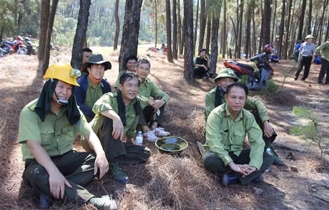 Sau khi khống chế đám cháy hoàn toàn, các lực lượng đang nghĩ ngơi để lấy lại sức.