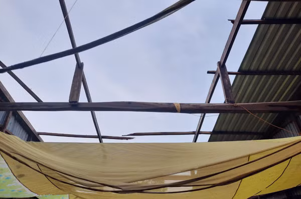 Nhà bị tốc mái.