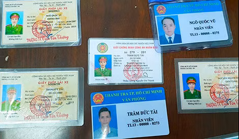 Một số thẻ ngành, giấy phép lái xe giả mà đối tượng Tùng đã cho ra lò.