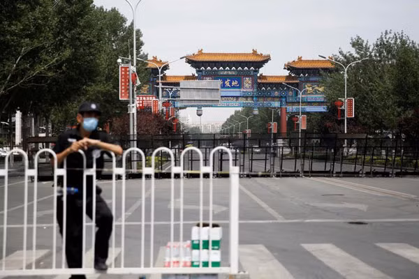 Chợ Tân Phát Địa ở Bắc Kinh, Trung Quốc đóng cửa sau khi ghi nhận một loạt ca COVID-19 liên quan đến địa điểm này. Ảnh: Reuters.