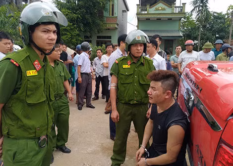 Lực lượng cảnh sát 113 Công an tỉnh Hà Nam khống chế đối tượng vi phạm pháp luật. Lực lượng cảnh sát 113 Công an tỉnh Hà Nam khống chế đối tượng vi phạm pháp luật.