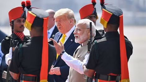 Thủ tướng ấn Độ Narendra Modi đón tiếp Tổng thống Mỹ Donald Trump tại sân bay Sardar Vallabhbhai Patel, ở Ahmedabad, ngày 24-2.