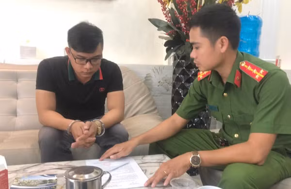 Đối tượng Huyên bị tạm giữ để điều tra.