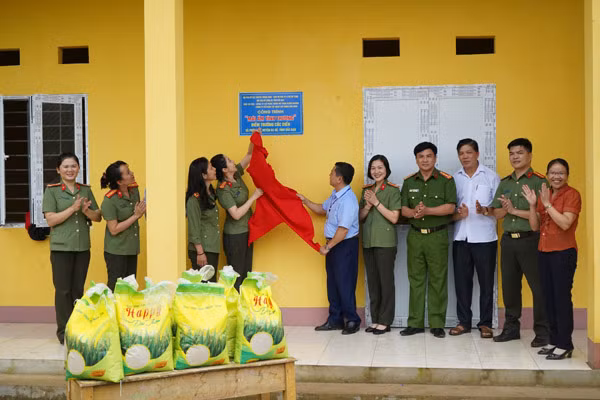 Khánh thành công trình “Mái ấm tình thương” điểm trường Cốc Diển.