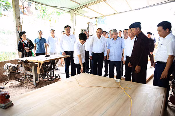 Phó Thủ tướng Trương Hòa Bình thăm xưởng mộc của gia đình bà Lý Thị Man. Phó Thủ tướng Trương Hòa Bình thăm xưởng mộc của gia đình bà Lý Thị Man.