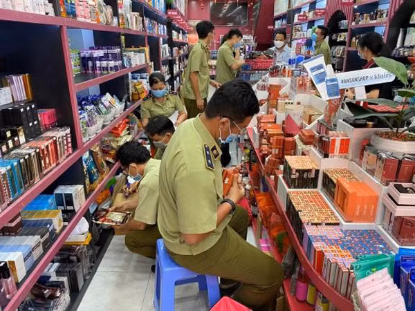 Quản lý thị trường TP Hồ Chí Minh kiểm tra, phát hiện hàng hóa vi phạm tại một cửa hàng mỹ phẩm.