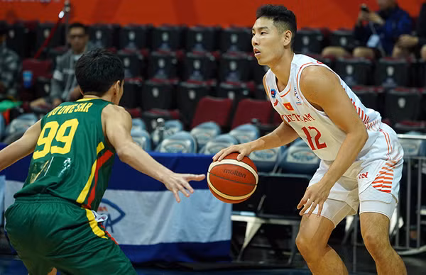 Justin Young (phải), một trong những cầu thủ Việt kiều được kỳ vọng sẽ góp mặt ở VBA 2020.