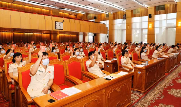 Các đại biểu biểu quyết thông qua Nghị quyết Đại hội. Các đại biểu biểu quyết thông qua Nghị quyết Đại hội.