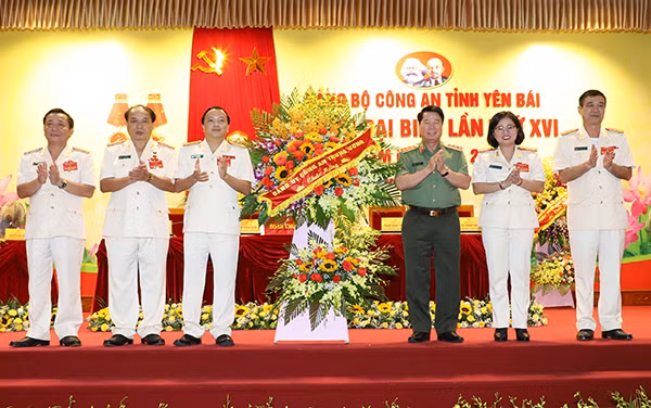 Thứ trưởng Bùi Văn Nam tặng hoa chúc mừng Đại hội đại biểu Công an tỉnh Yên Bái.