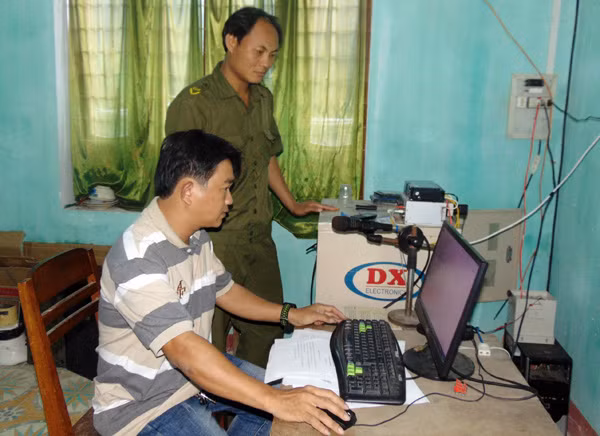 Công an xã Bình Đào kiểm tra trung tâm điều khiển hệ thống loa phát thanh của mô hình “Tiếng loa an ninh”. Công an xã Bình Đào kiểm tra trung tâm điều khiển hệ thống loa phát thanh của mô hình “Tiếng loa an ninh”.