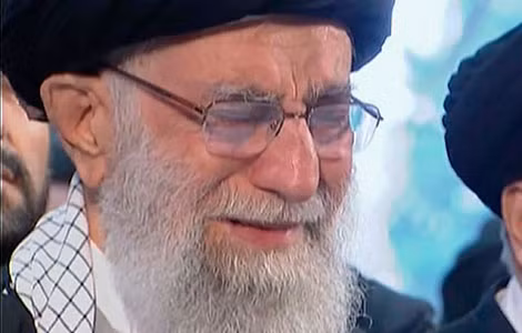 Đại Giáo chủ Ali Khamenei khóc thương trong lễ tang Tướng Soleimani. Đại Giáo chủ Ali Khamenei khóc thương trong lễ tang Tướng Soleimani.